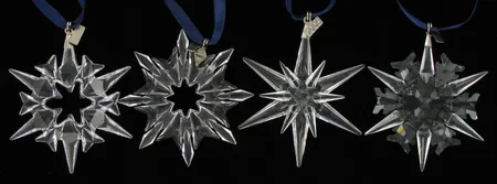 Neljä kristallista koriste-esinettä, Swarovski, viallisia, korkeus 6,5-8,0cm