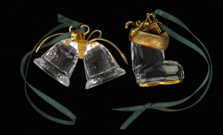 Kaksi kristallista koriste-esinettä, Swarovski, korkeus 4,0-4,5cm, saappaassa pieni kolhu