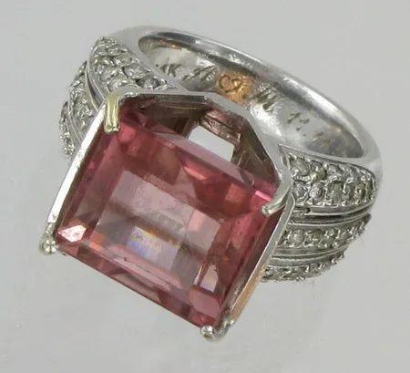 Kivisormus timanteilla 54xn.0.01ct, kaiverrettu, koko 16½, 585vkbr, paino 13,3g Vikt: 13,3 g