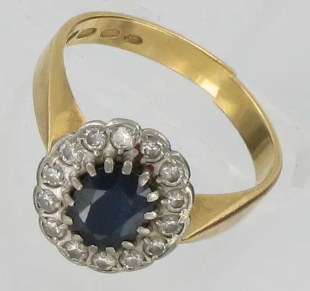 Sinisafiirisormus timanteilla 14xn.0.02ct, kaivertamaton, poikki, koko 19, 750br, paino 5,6g Vikt: 5,6 g