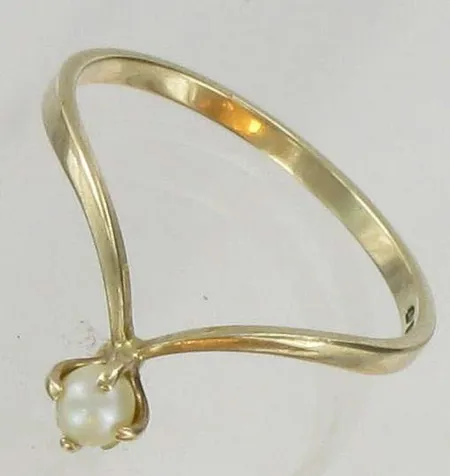 Helmisormus, kaivertamaton, viallinen, koko 17¼, 585br, paino 1,2g Vikt: 1,2 g