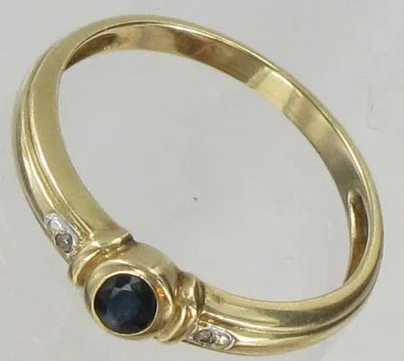 Sinisafiirisormus timanteilla 2xn.0.005ct, kaivertamaton, koko 18½, 585br, paino 2,3g Vikt: 2,3 g