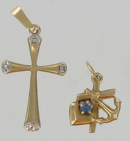 Kaksi ristiriipusta, pituus 2,0cm ja 1,2cm, 585 ja 585br, paino 0,5g ja 0,6g Vikt: 1,1 g