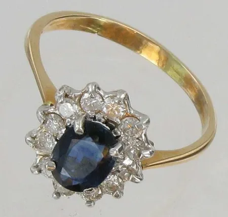 Sinisafiirisormus timanteilla 12xn.0.04ct, kaivertamaton, koko19¼, 585br, paino 3,5g Vikt: 3,5 g
