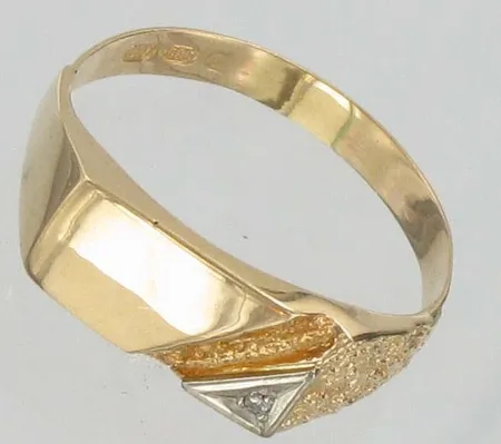 Kantasormus timantilla 1xn.0.005ct, kaksivärinen, kaivertamaton, koko 18, 585, paino 2,2g Vikt: 2,2 g