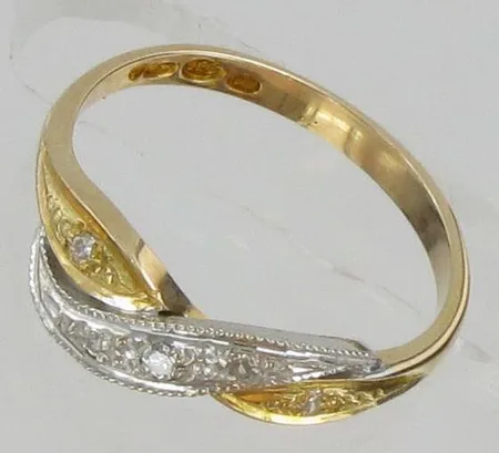 Timanttisormus 4xn.0.005ct ja 1xn.0.01ct, kaksivärinen, kaivertamaton, koko 16¾, 585, paino 2,0g Vikt: 2   g
