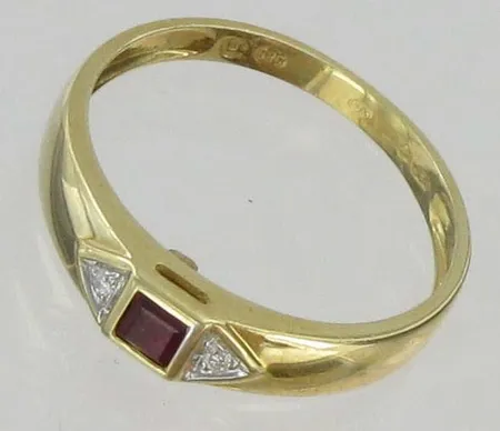 Rubiinisormus timanteilla 2xn.0.005ct, kaivertamaton, koko 17½, 585br, paino 1,8g Vikt: 1,8 g