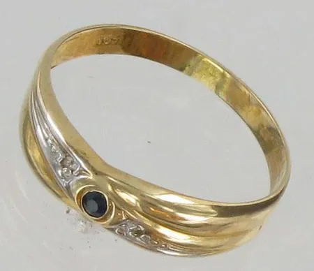 Sinisafiirisormus timanteilla 2xn.0.005ct, kaksivärinen, kaivertamaton, koko 17½, 585br, paino 1,5g Vikt: 1,5 g
