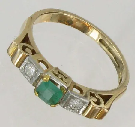 Smaragdisormus timanteilla 2xn.0.05ct, koko 18½, viallinen, 750br, paino 4,7g Vikt: 4,7 g