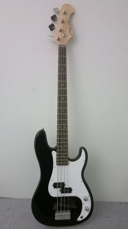 Sähköbasso J and D Guitars ja kitarapussi Rockbag