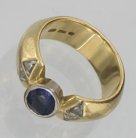 Timanttisormus kivellä, 4xn.0,04ct, kivessä pieni särö, kaivertamaton, koko 17¼, 750br, paino 11,9g Vikt: 11,9 g