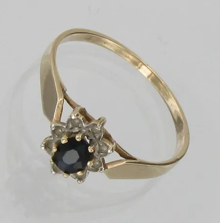 Sinisafiirisormus, timanteilla, 8xn.0,005ct, kaivertamaton, koko 19, 585br, paino 1,9g Vikt: 1,9 g