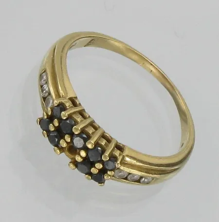 Sinisafiirisormus timanteilla, 6xn.0,01ct, yksi safiiri puuttuu, koko 17½, kaivertamaton, 585br, paino 3,7g Vikt: 3,7 g