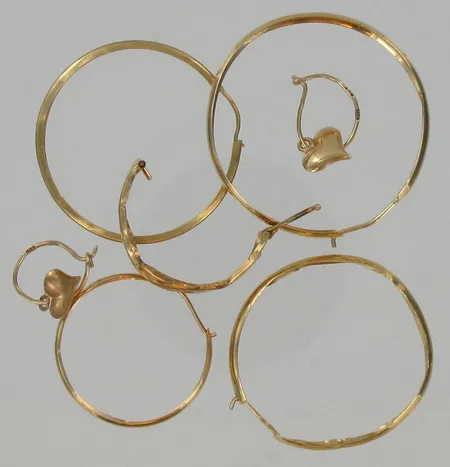 Viallisia kultakoruja, 585, paino 2,8g Vikt: 2,8 g