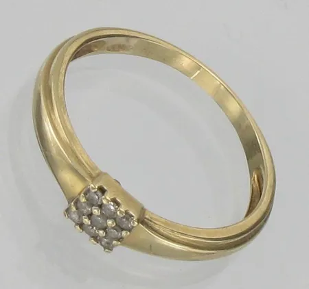 Timanttisormus 9xn.0.005ct, kaivertamaton, koko18½, 585, paino 2,3g, pieniä säröjä kivissä Vikt: 2,3 g
