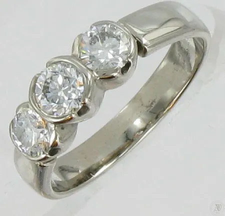 Timanttisormus 2xn.0,28ct 1xn.0,36ct kaivertamaton koko18½,  585vk paino 4,5g Vikt: 4,5 g