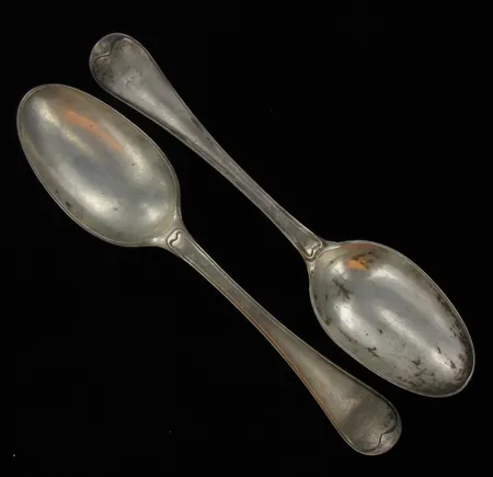 Kaksi ruokalusikkaa, kaivertamattomia, vuodelta 1835, Borgström, hopeaa, paino 131,7g Vikt: 131,7 g