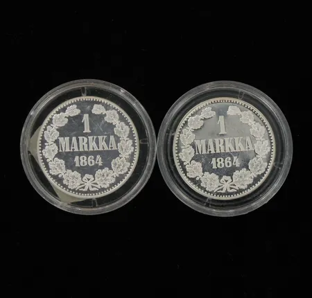 Kaksi rahareplikaa, 1 Markka 1864, 925, paino 28,8g Vikt: 28,8 g