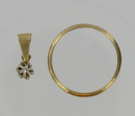 Sileä sormus, kaiverrettu, koko 16½, timanttiriipus 1xn.0.005ct, 585, paino 2,2g Vikt: 2,2 g