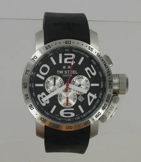 1Teräsrannekello TW Steel, kumirannekkeella, quartz