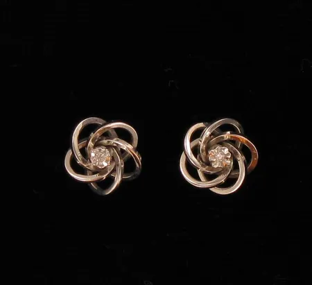 Timanttikorvakorut 2x0.01ct, valkokulta, halkaisia 9,8mm, 585br, paino 2,2g Vikt: 2,2 g