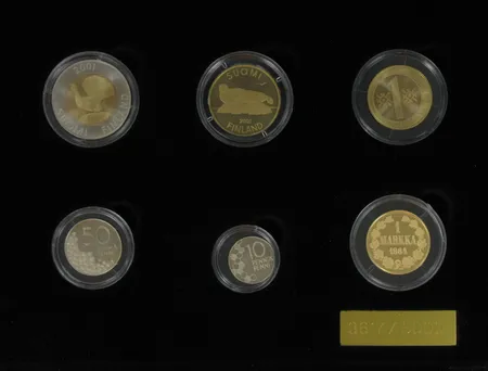 Rahasarja jäähyväiset markalle kultaisella jetonilla, nro 3617/5000, sisältää 10mk 5mk 1mk 50p 10p, kulta muistomitali 1 markka 1864 750 8,6g Vikt: 8,6 g