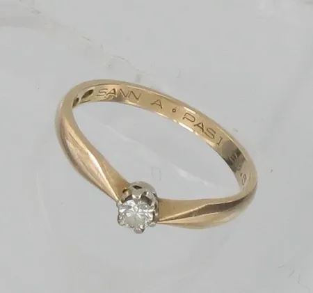Timanttisormus 1x0.10ct, kaiverrettu, koko 17, 585br, paino 1,9g Vikt: 1,9 g