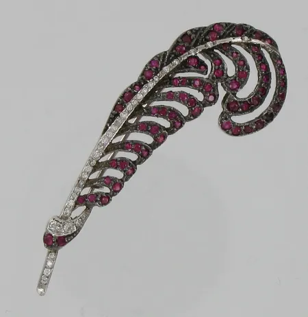 Timanttirintaneula rubiineilla, korkeus 55mm, 750br, paino 7,7g Vikt: 7,7 g