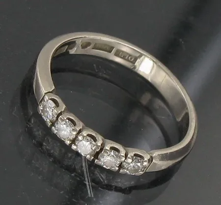 Timanttisormus valkokulta 5xn.0.04ct, koko 16, 750, paino 2,6g Vikt: 2,6 g