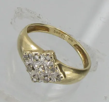 Timanttisormus 9x0.01ct, koko 15¼, 585, paino 2,1g Vikt: 2,1 g