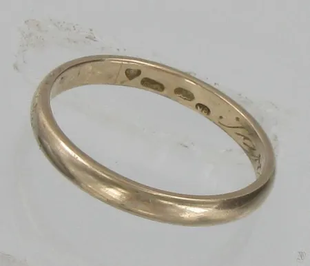 Sormus valkokulta, kaiverrettu, leveys 2,6mm, koko 17½, paino 2,3g Vikt: 2,3 g
