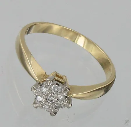 Timanttisormus 7xn.0.01ct, koko 17½, 585, paino 3,1g Vikt: 3,1 g