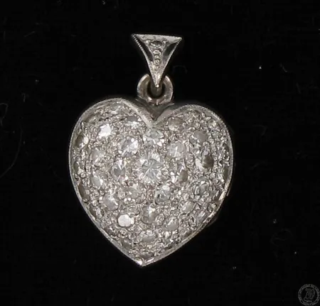 Timanttisydänriipus 1xn.0.07ct 38xn.0.01-0.03ct valkokulta, korkeus 22mm, 585, paino 4,0g Vikt: 4   g