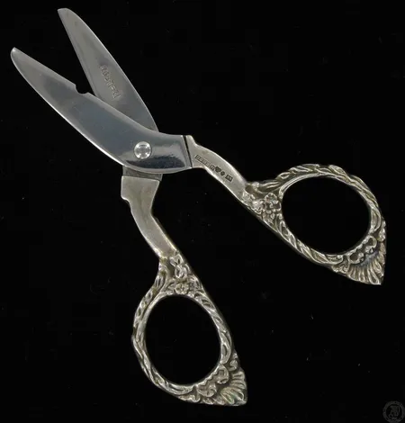 Sakset hopeakahvoilla, pituus 104mm, paino 36,6g Vikt: 36,6 g