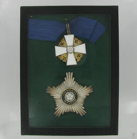 Suomen Valkoisen Ruusun Suurristi vuodelta 1942 ja emaloitu Rintatähti, 813 ja 813br, paino 60,3 ja 37,4g Vikt: 97,7 g