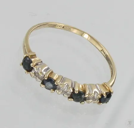 Timanttisormus sinisafiireilla 3xn0.005ct, koko 17¼, 585br, paino 1,4g Vikt: 1,4 g