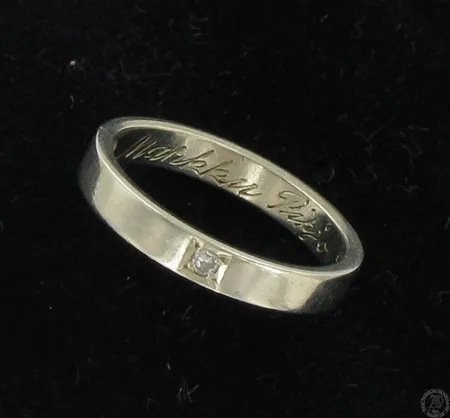 Timanttisormus valkokulta 1xn0.02ct, kaiverrettu, koko 16½, leveys 3,0mm, 750, paino 3,0g Vikt: 3   g