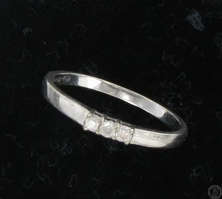 Timanttisormus valkokulta 3xn0.03ct, koko 17¼, 585, paino 1,8g Vikt: 1,8 g