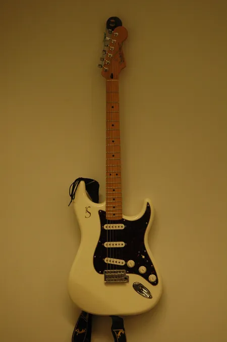 Sähkökitara Fender Stratocaster, made in Mexico, numero MZ 8142391. Nouto ainoastaan myymälästä