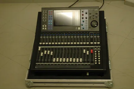 Mixeri Yamaha LS9-16, laukussa. Ainoastaan nouto myymälästä