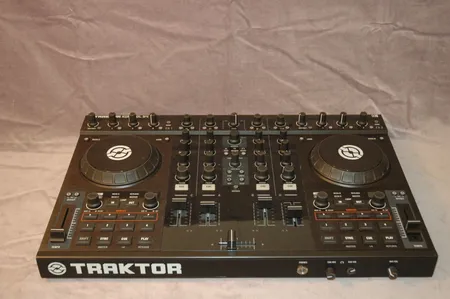 Midikontroller Traktor kontrol S4 ja verkkojohto. Ainoastaan nouto myymälästä.