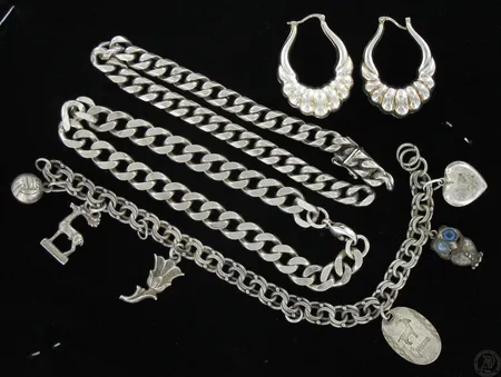 Viallisia koruja, 925, paino 101,3g Vikt: 101,3 g