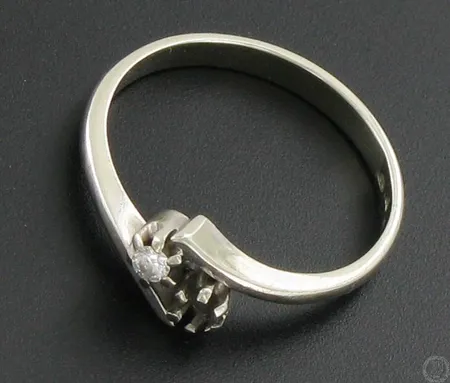 Viallinen timanttisormus 1xn.0.01ct, valkokulta, toinen timantti puuttuu, koko 17, 750, paino 2,3g Vikt: 2,3 g