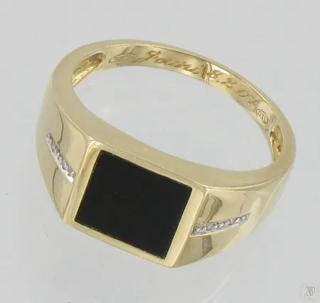 Onyxsormus timanteilla 4xn.0.005ct, kaiverrettu, koko 21, 585br, paino 6,4g Vikt: 6,4 g