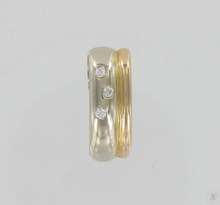 Timanttiriipus 3xn.0.025ct, kelta- valkokulta, korkeus 19mm, 585, paino 3,5g Vikt: 3,5 g