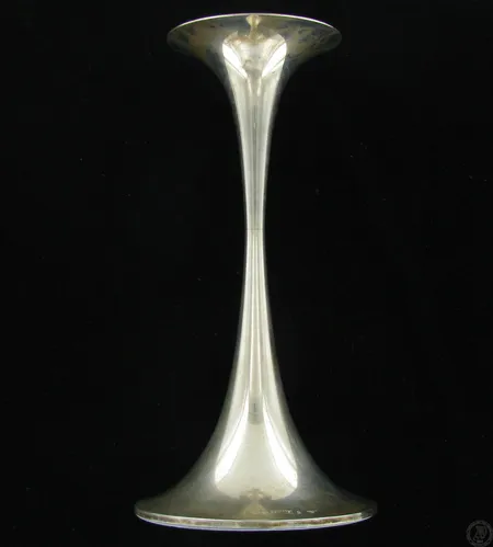 Kynttilänjalka Trumpetti, design Tapio Wirkkala, korkeus 180mm, 830br, paino 261,6g, jalassa pieni painauma Vikt: 261,6 g