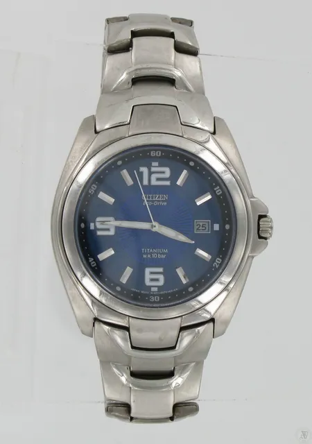 Miesten teräsrannekello Citizen Eco-Drive Titanium W.R.10Bar, käytön jälkiä