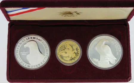 Rahasarja Olympia Los Angeles 1984 kotelossa, kultaraha ten dollars, 900, paino 16,7g, kaksi hopea rahaa one dollar, 925, paino 53,4g