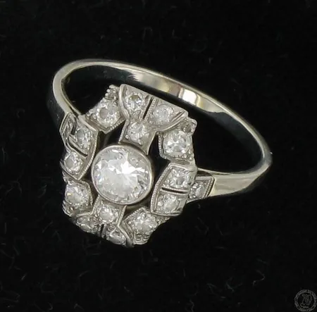 Timanttisormus valkokulta 1xn.0.50ct 12xn0.02ct 4xn.0.05ct, koko 18¾, 585br, paino 3,5g Vikt: 3,5 g