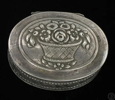 Hopearasia, kaiverrettu, koko 49x37mm, 813, paino 34,6g Vikt: 34,6 g